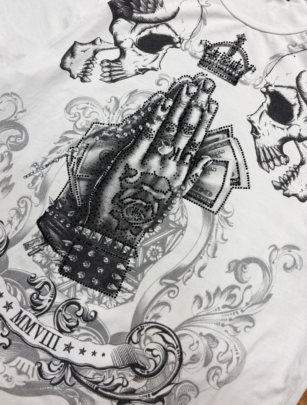 JAYLVIS and ARANCIA White Skull Rhinestone Tee