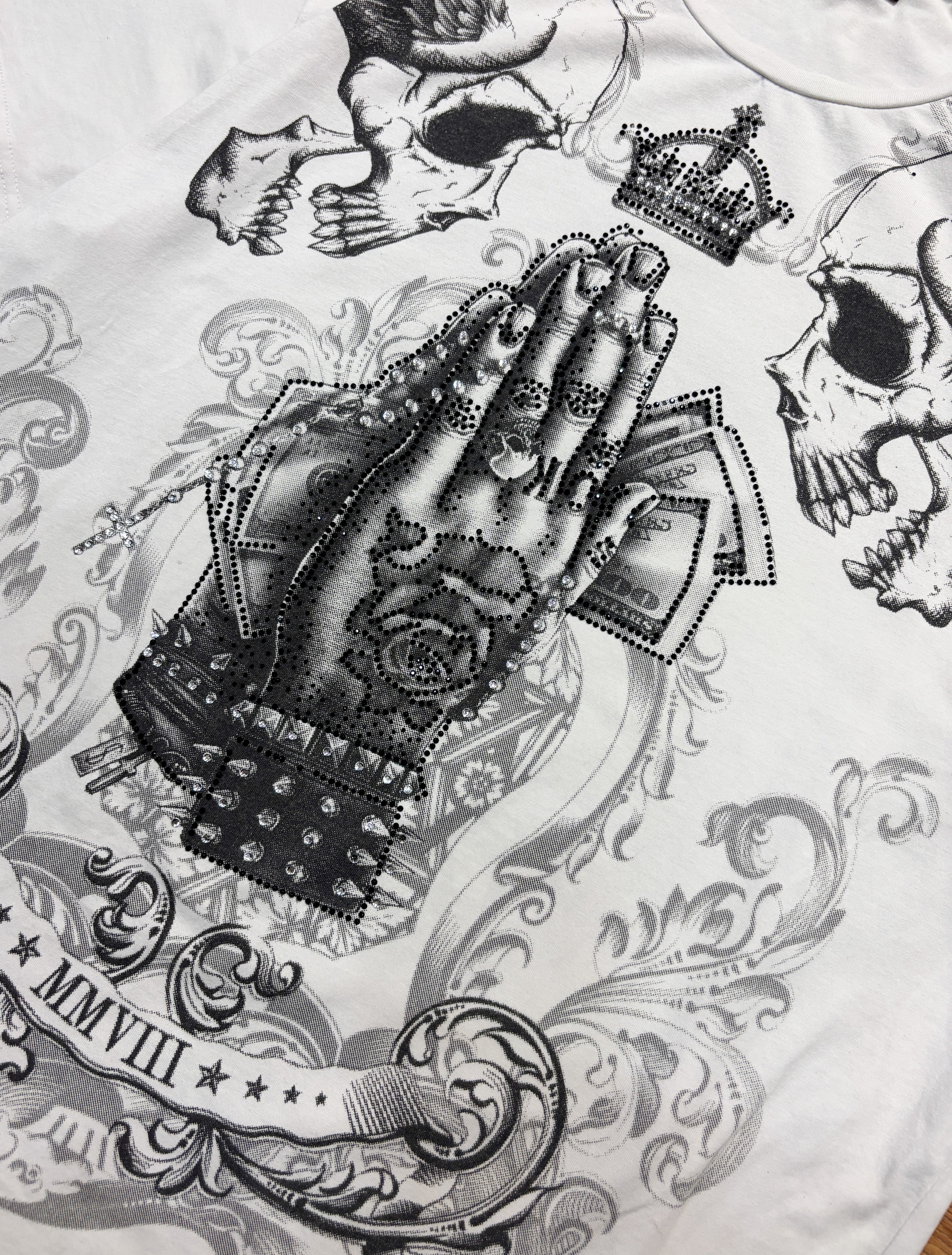 JAYLVIS and ARANCIA White Skull Rhinestone Tee